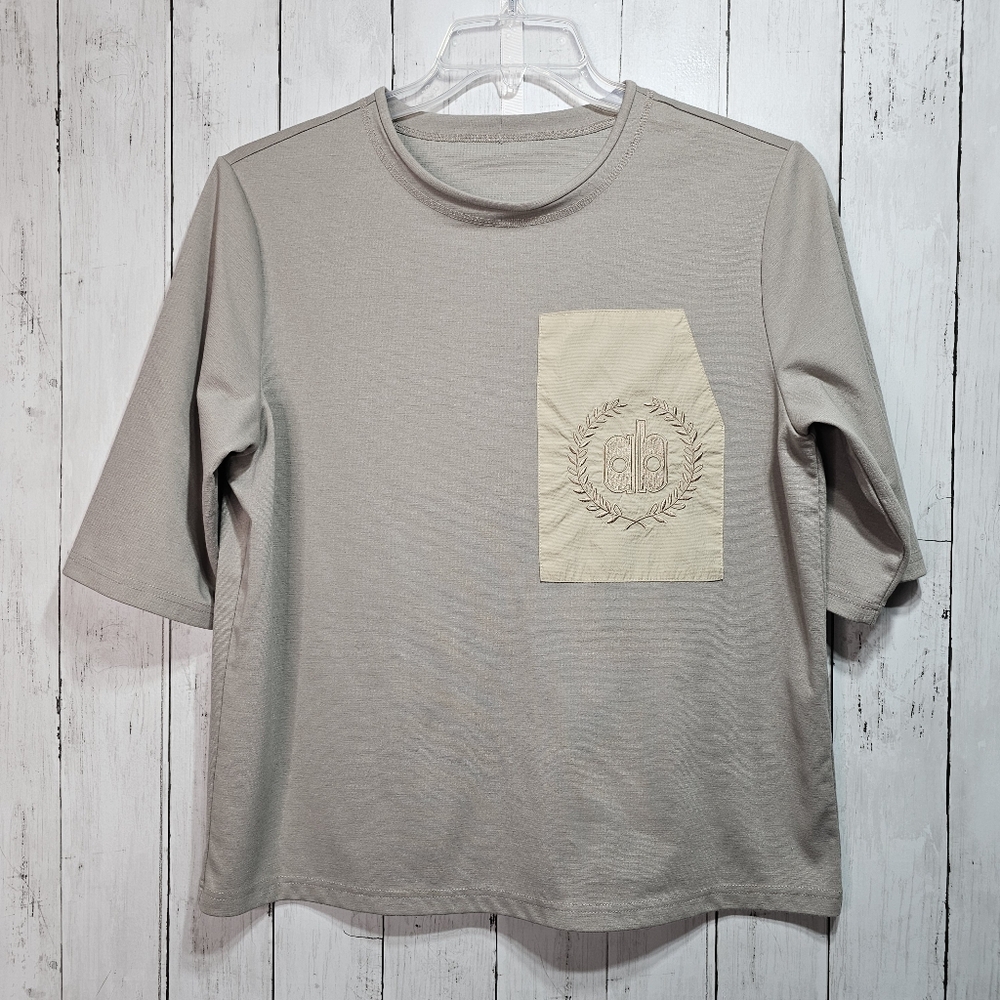 Vintage Arnaldo Bassini Women's Beige Knit S/S Logo Shirt Size 95 (Medium).